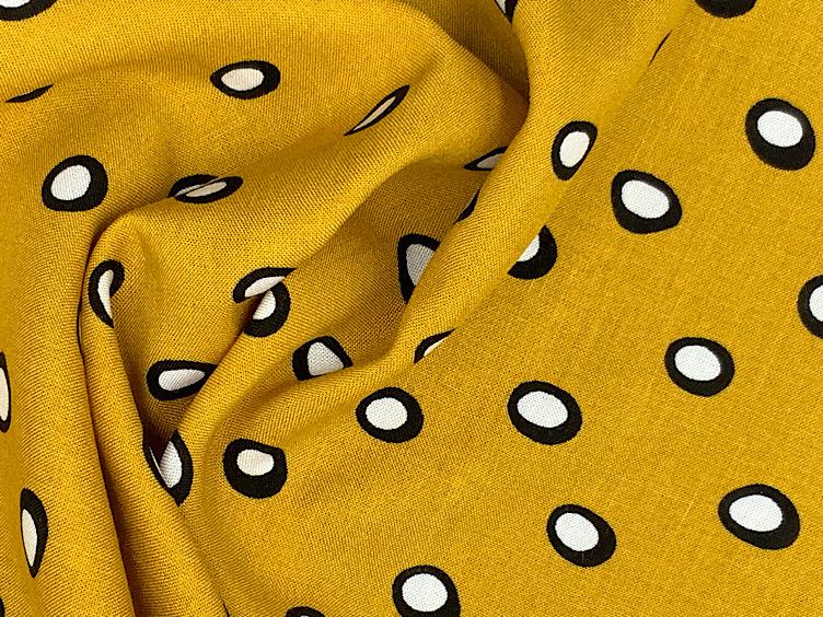 Weich fliessender Viskosestoff mit Tupfen in senfgelb