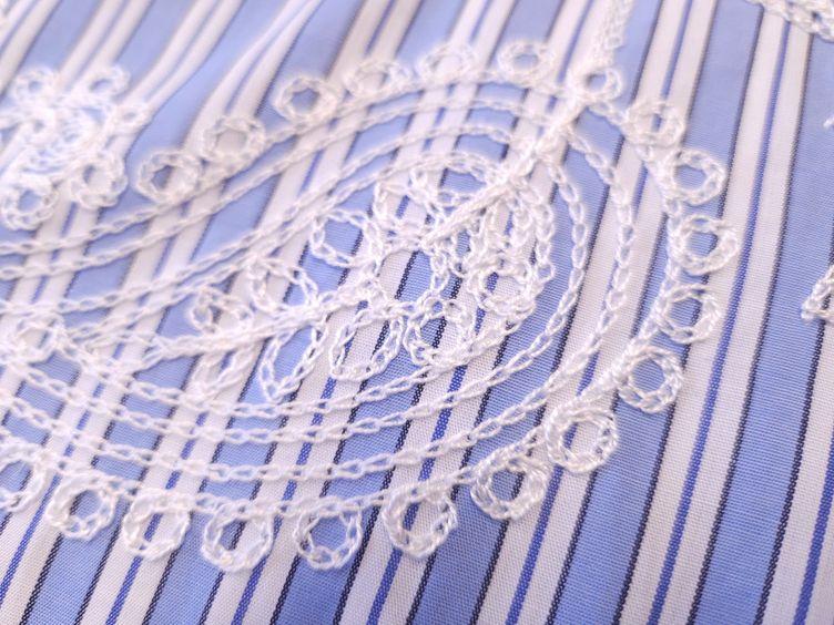 Baumwollstoff mit Paisley Muster bestickt - 0