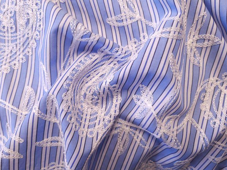 Baumwollstoff mit Paisley Muster bestickt