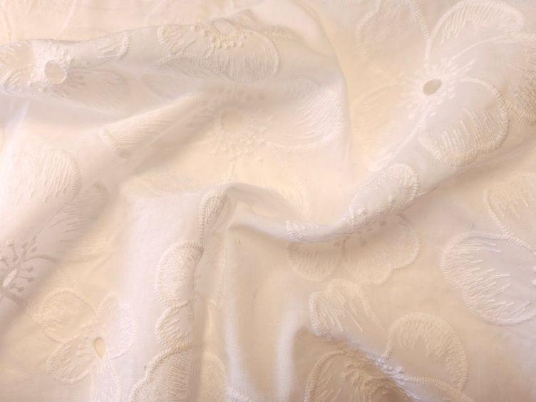 Bestickter Baumwollstoff mit Cut Outs, weiss