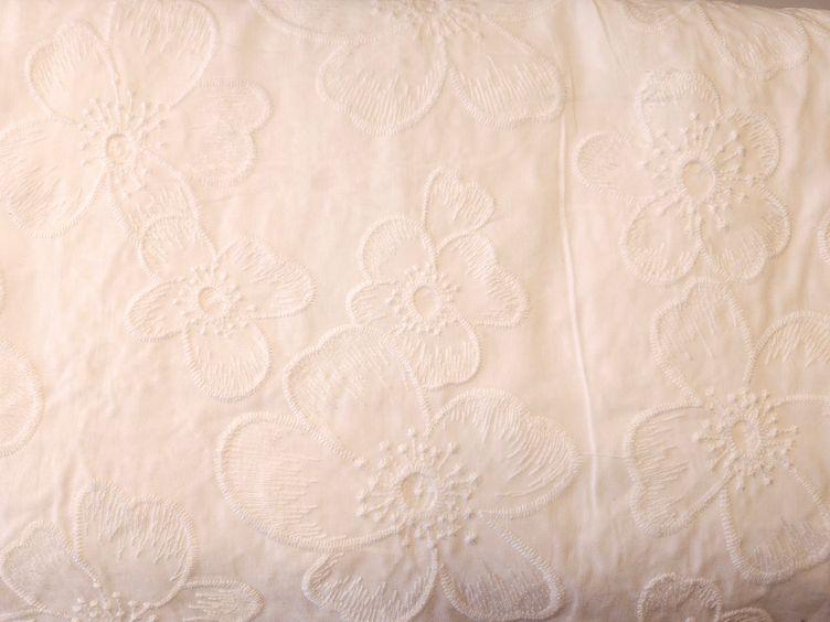 Bestickter Baumwollstoff mit Cut Outs, weiss - 1