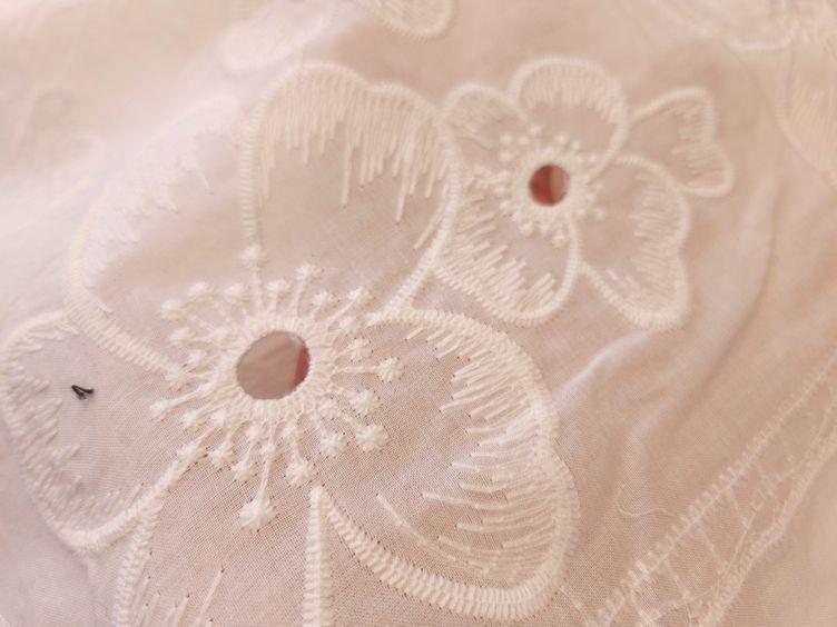 Bestickter Baumwollstoff mit Cut Outs, weiss - 3