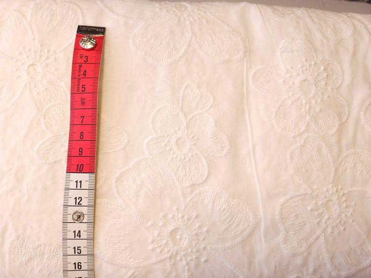 Bestickter Baumwollstoff mit Cut Outs, weiss - 0