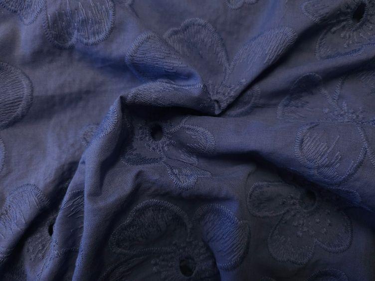 Bestickter Baumwollstoff mit Cut Outs, blau