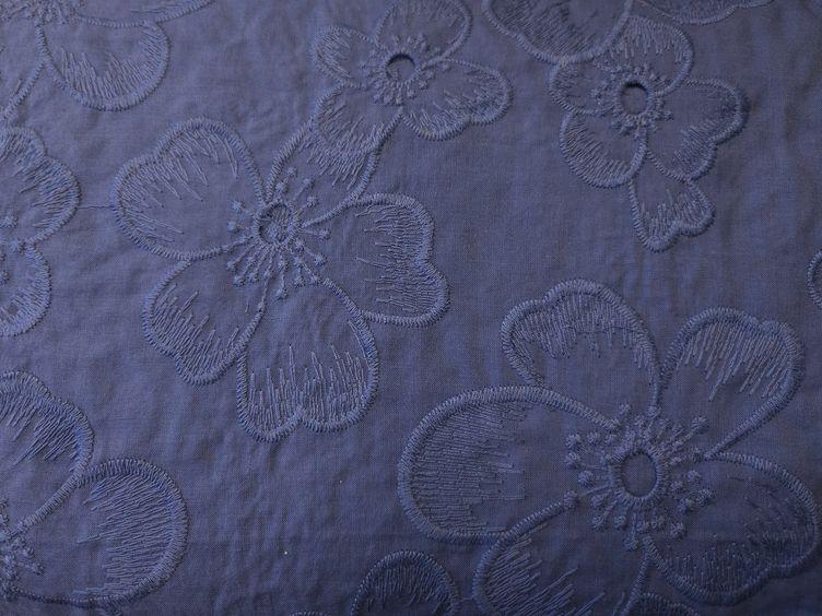 Bestickter Baumwollstoff mit Cut Outs, blau - 1