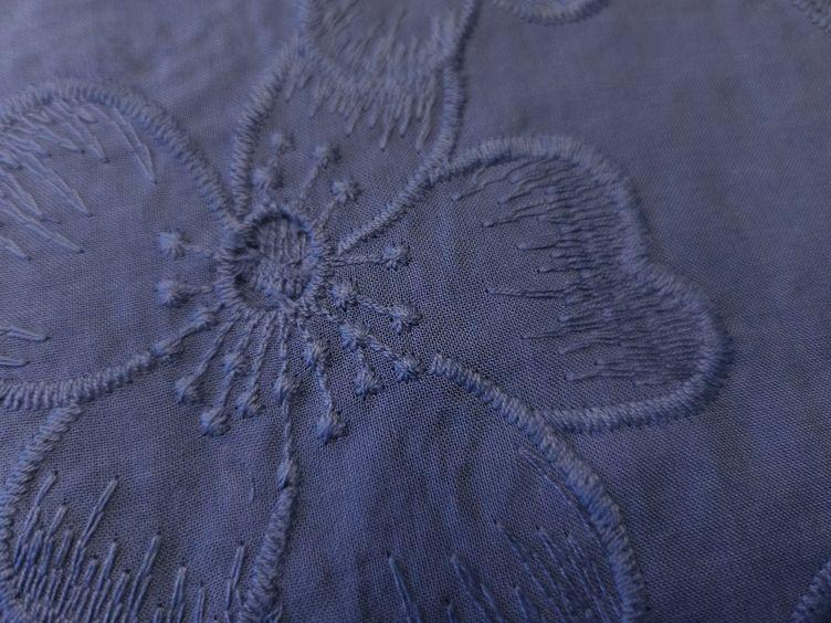 Bestickter Baumwollstoff mit Cut Outs, blau - 2