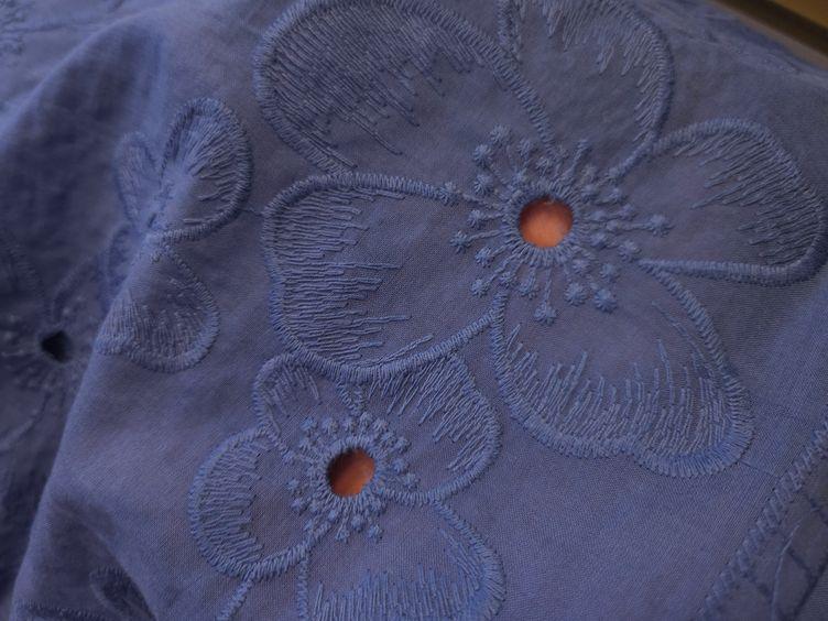 Bestickter Baumwollstoff mit Cut Outs, blau - 3