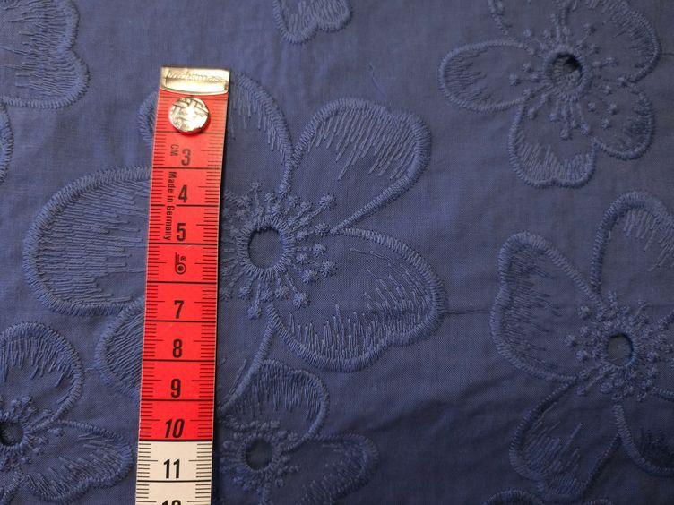 Bestickter Baumwollstoff mit Cut Outs, blau - 0