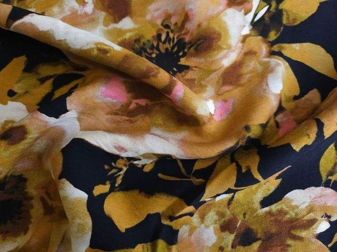 Viskose Crepe Blüten, schwarz