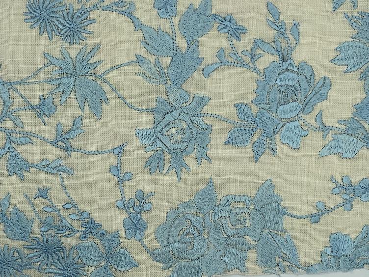 Bestickter Leinenstoff in creme und hellblau - 0