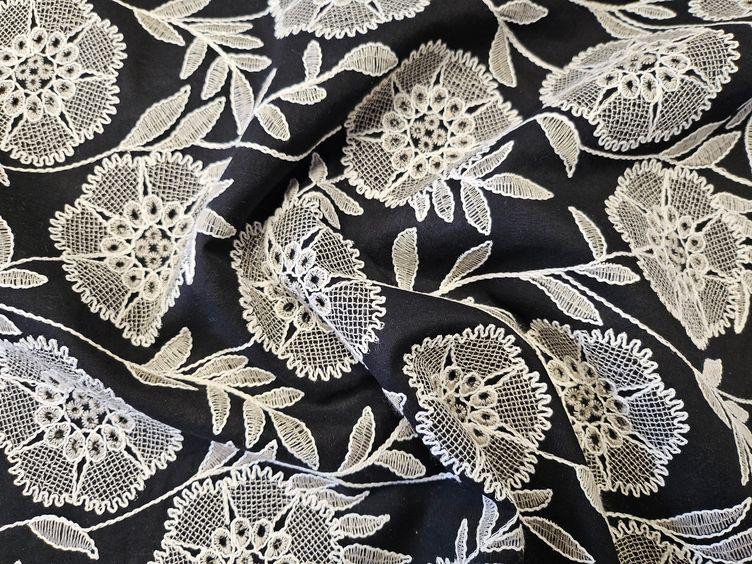 Baumwollstoff mit Stickerei, schwarz