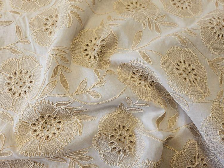 Baumwollstoff mit Stickerei, offwithe