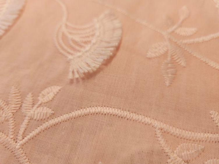 Bestickter Stoff mit Blätter und Fransen, rosa - 1