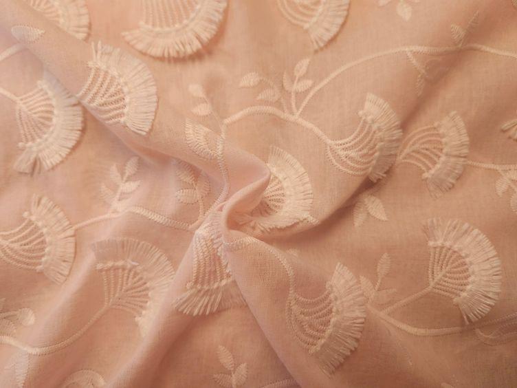 Bestickter Stoff mit Blätter und Fransen, rosa