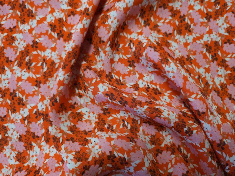 Viskosestoff mit Blumenmuster, rot