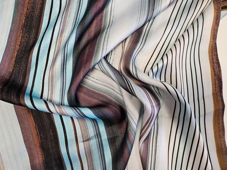 Viskosestoff mit Längsstreifen