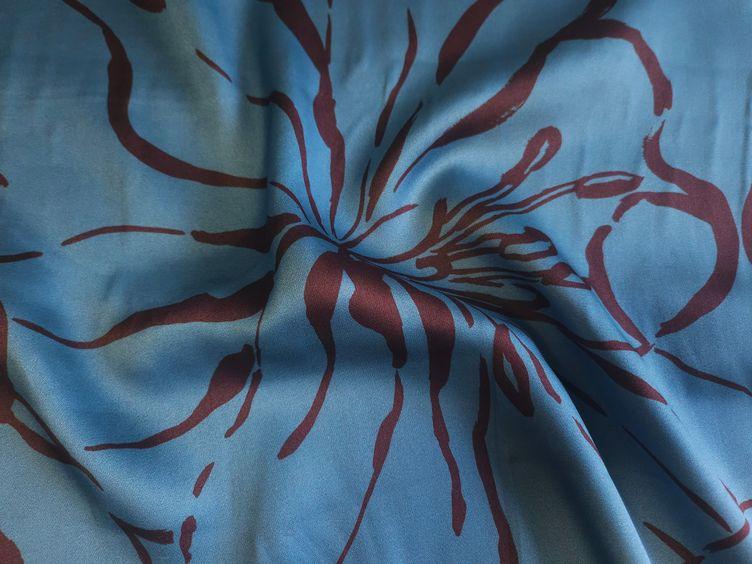 Satin Viskose bedruckt Fantasie Blüten, hellblau bordeaux