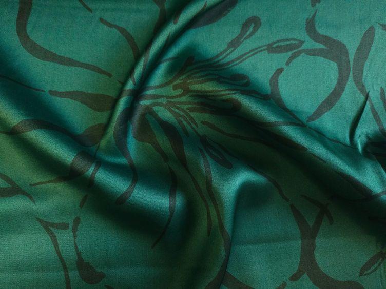 Satin Viskose bedruckt Fantasie Blüten, grün