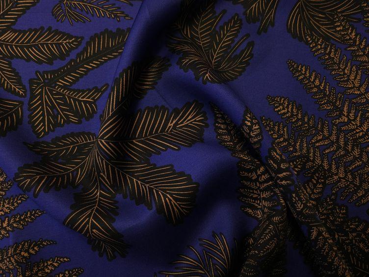 Viskosestoff mit Blättermuster, blau