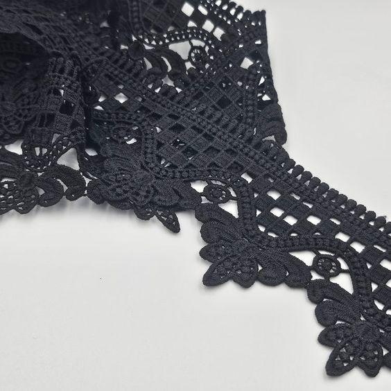 Breite Spitzenborte mit geometrischem Muster 78mm, schwarz