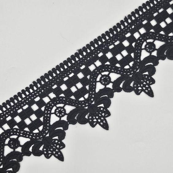 Breite Spitzenborte mit geometrischem Muster 78mm, schwarz - 1