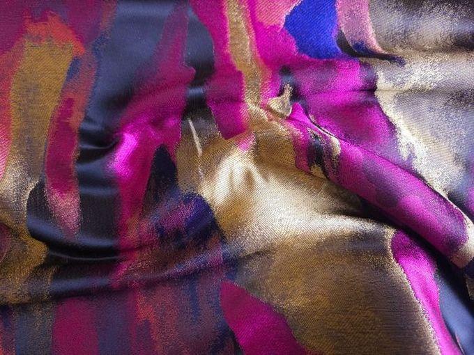 Fester Stoff mit kräftigen Farben