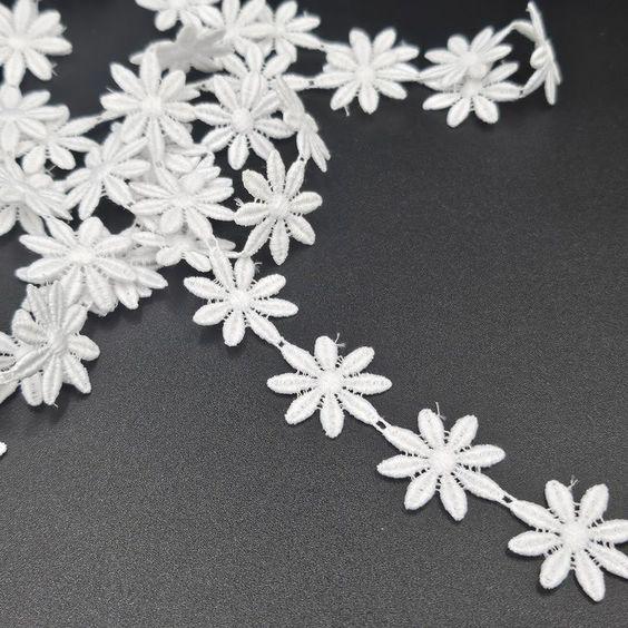 Spitze Blümchen, weiss