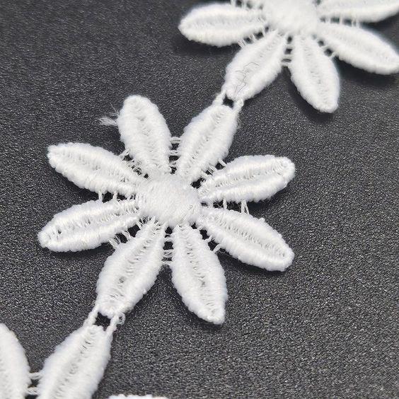 Spitze Blümchen, weiss - 1