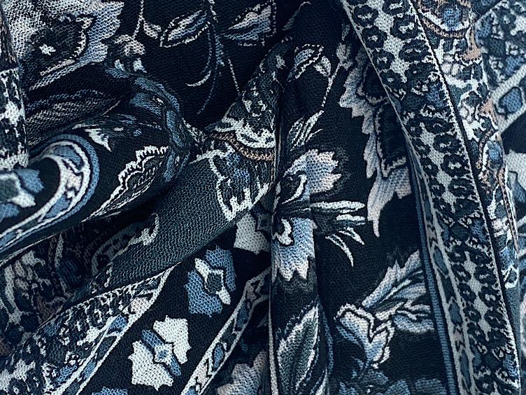 Viskosestoff mit Muster in Streifenoptik