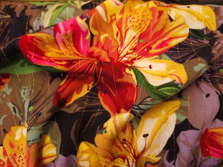 Viskosestoff Floral mit Lurex, schwarz rot