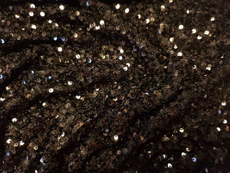 Pailletten auf Tüllgrund, schwarz